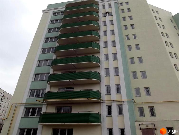 Житловий комплекс на просп. Тракторобудівників, 103г, з зеленими балконами та світлою фасадною частиною. Прибудинкова територія без озеленення.