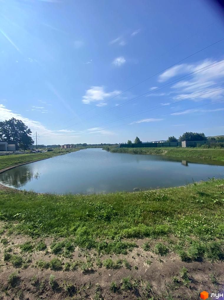 Котеджне містечко Нова Конча-Заспа CRYSTAL з мальовничим озером та зеленою прибудинковою територією.