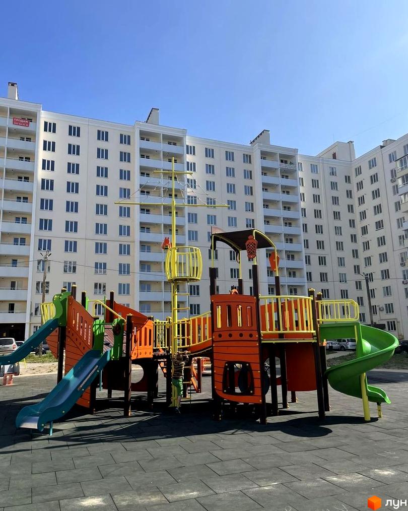 Житловий комплекс на Масанах. Сучасна новобудова з дитячим майданчиком у вигляді корабля.