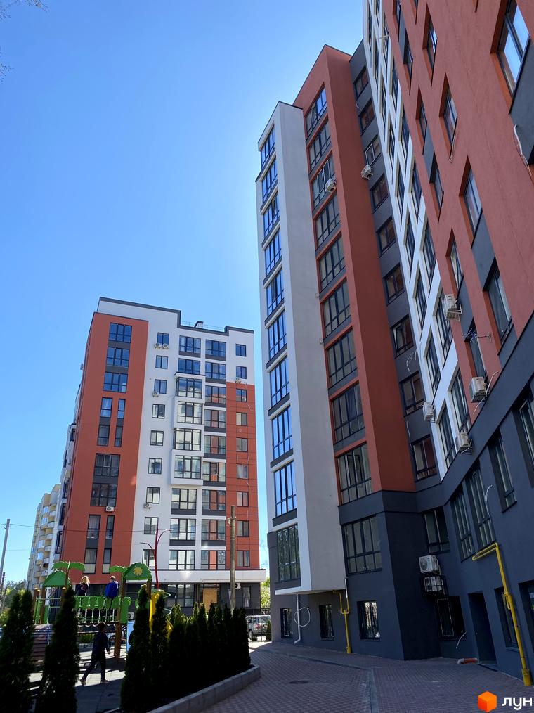 Житловий комплекс Green Life-3: двокольорові фасади, панорамні вікна, дитячий майданчик. Сучасна архітектура новобудови та доглянута прибудинкова територія.