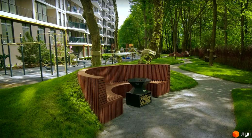 Житловий комплекс Tiffany: фасади будівель та зона відпочинку з дерев'яною лавою та мангалом.