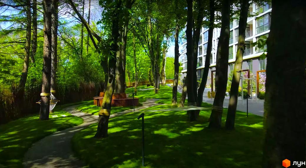 Житловий комплекс Tiffany: сучасна архітектура та зелена прибудинкова територія з гамаками та лавками.