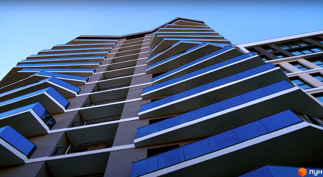 Зовнішній вигляд житлового комплексу Tiffany з характерними балконами, що виступають та мають синє скління. Будівля має незвичайну архітектуру з виступаючими поверхами.