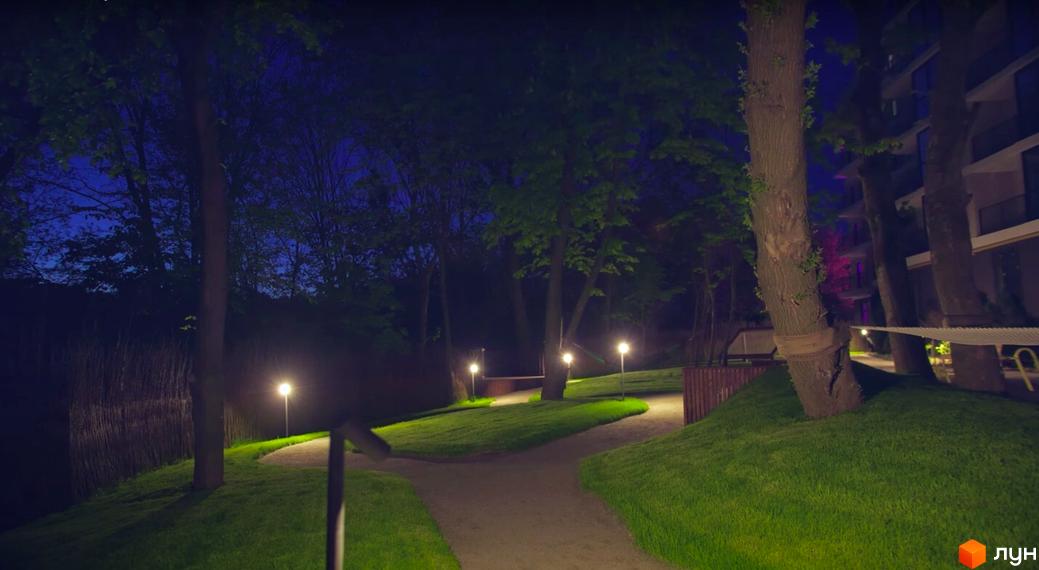 Житловий комплекс Tiffany. Нічний вид на новобудову з підсвіченою територією та доріжками.