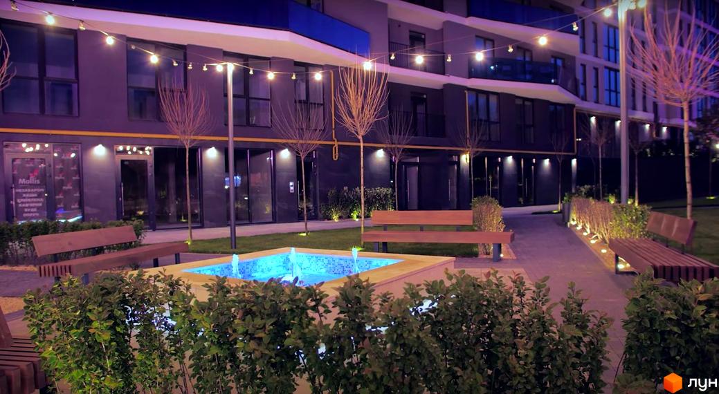 Житловий комплекс Tiffany: фасади будівель та затишна прибудинкова територія з фонтаном та лавками.