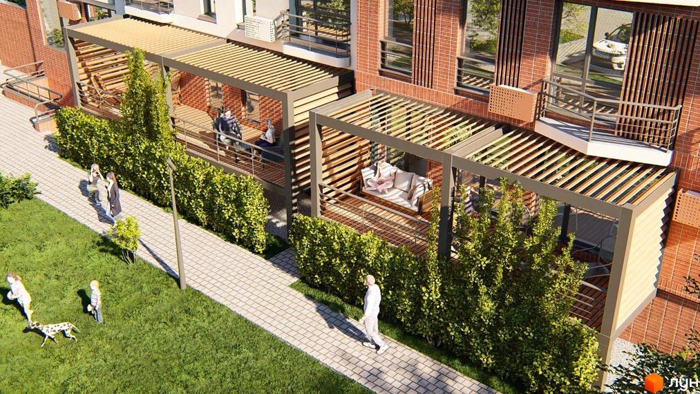 Житловий комплекс РЕМ з червоної цегли, великими вікнами та балконами з перголами. Навколо будинку доріжки, зелені газони та доглянуті кущі.