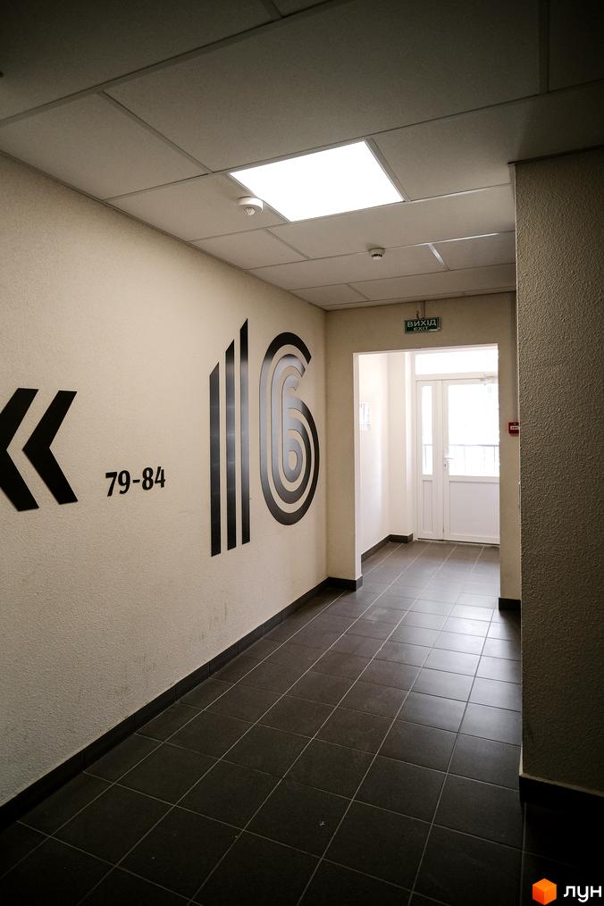 Інтер'єр поверху в Будівельному проєкті Гранд Бурже. Коридор з номерами квартир та вхідними дверима.