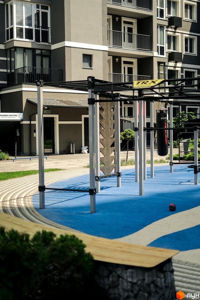 Зовнішній вигляд Житлового комплексу Гранд Бурже. На прибудинковій території розташований спортивний майданчик.