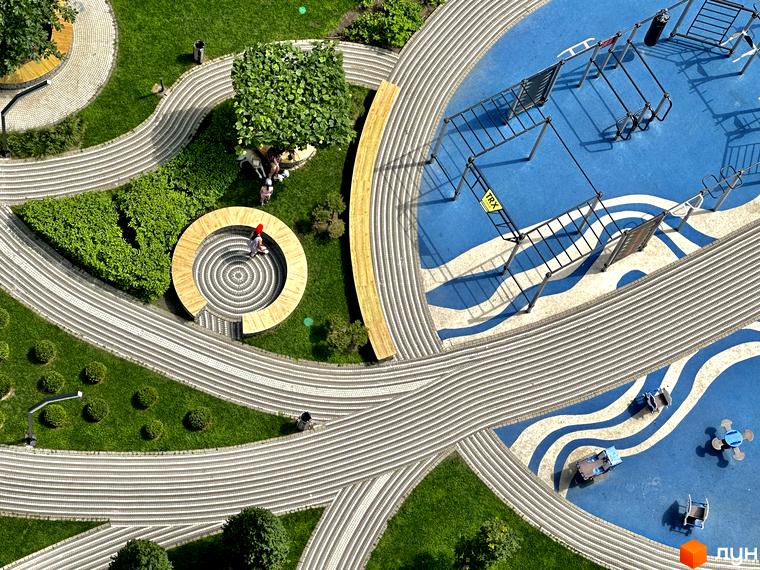 Житловий комплекс Grand Bourget з висоти пташиного польоту. Вигляд на дитячий майданчик та прогулянкові алеї.