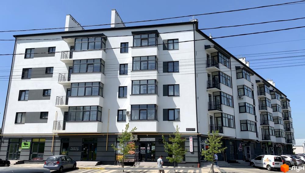 Зображення фасаду житлового комплексу Місто Комфорту на Лісневицькій. Багатоповерховий будинок з балконами та великими вікнами.