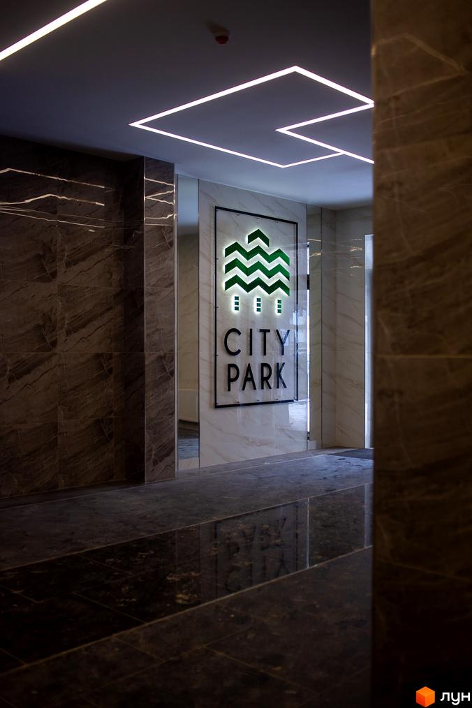 Логотип житлового комплексу City Park на фоні мармурової стіни. Сучасний дизайн вхідної групи новобудови.