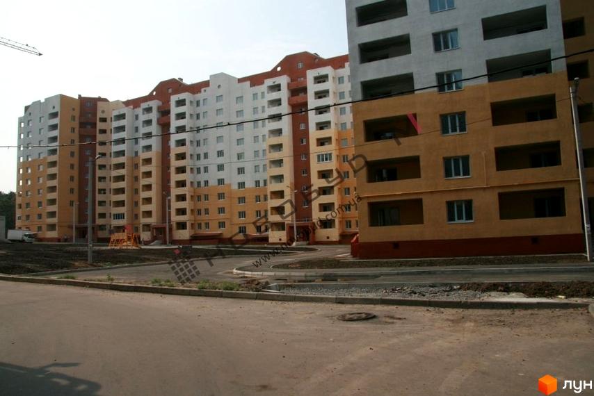 Житловий комплекс на вул. Героїв Праці, 32г, з багатоповерховими будинками та прибудинковою територією.