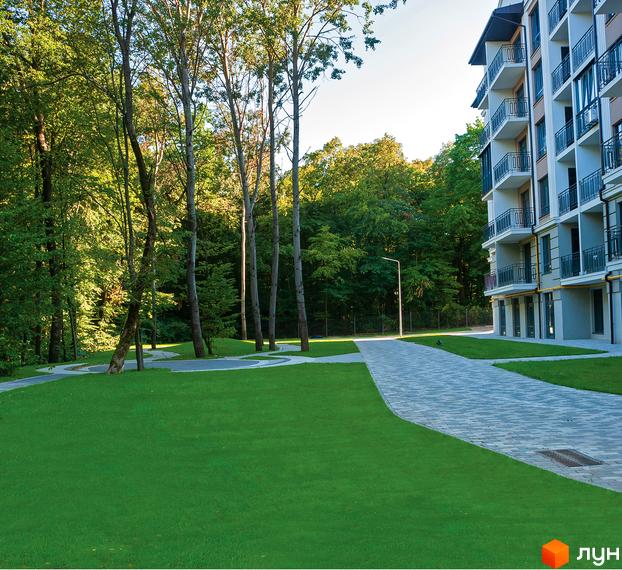 Житловий комплекс Кришталеві джерела з сучасними балконами та прибудинковою територією, озелененою деревами.