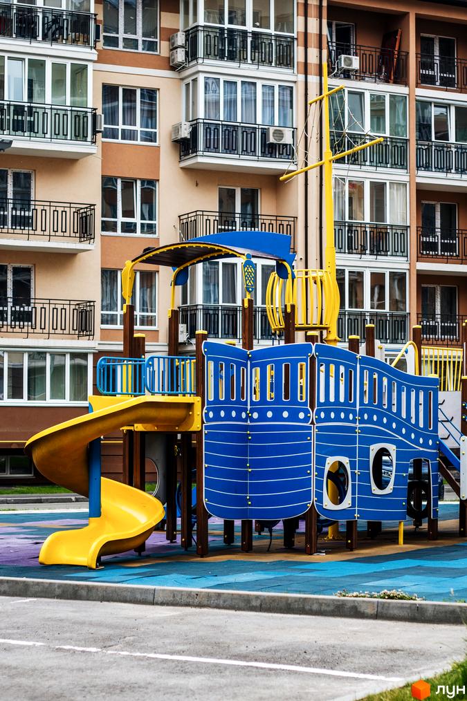Житловий комплекс Кришталеві джерела з дитячим майданчиком у вигляді корабля. Сучасна архітектура та безпечна зона для дітей.