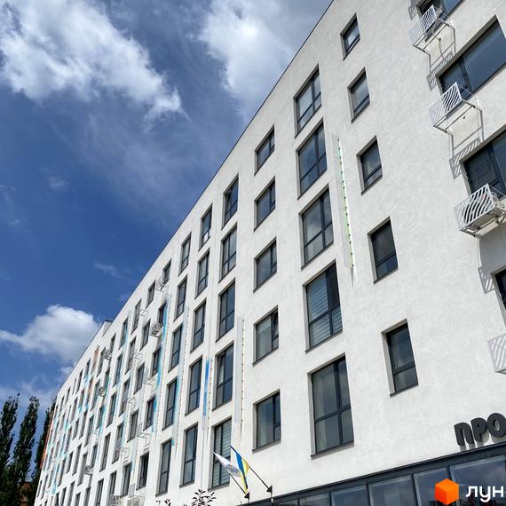 Зовнішній вигляд багатоповерхового будинку в Житловому комплексі Синергія Glass. На фасаді великі вікна та оригінальні балкони.