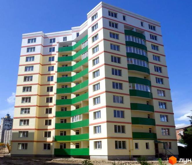 Житловий комплекс ЖБК Новий дім Котлова - це багатоповерховий будинок з жовто-білими фасадами та зеленими балконами. Навколо новобудови видно будівельні роботи та синє небо.