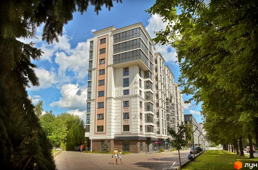 Житловий комплекс GREAT HOUSE з фасадами світло-бежевого кольору та великими панорамними вікнами. Навколо комплексу зелена зона з деревами та пішохідною доріжкою.