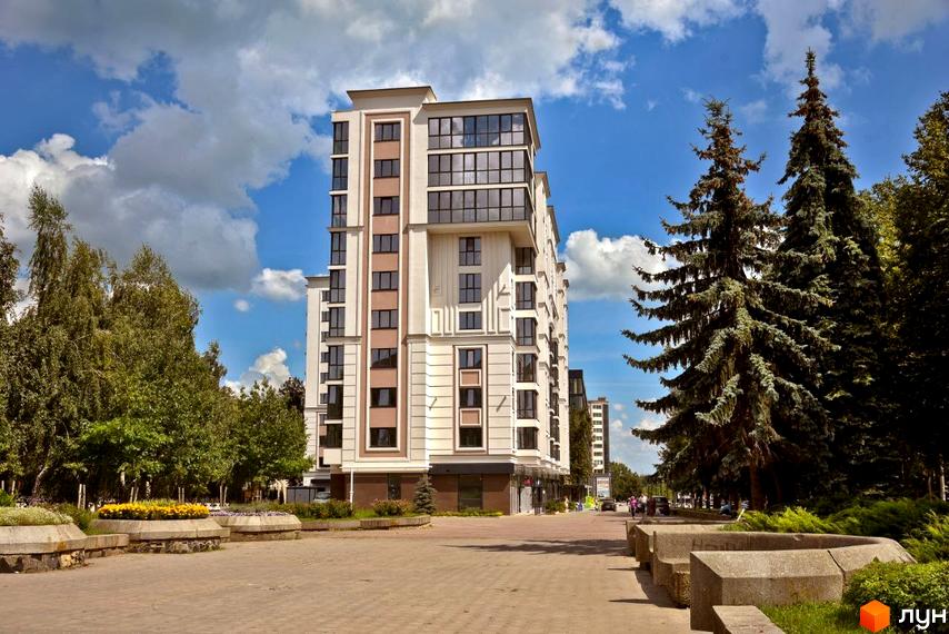 Сучасна новобудова ЖК GREAT HOUSE з панорамними вікнами та зеленою прибудинковою територією.