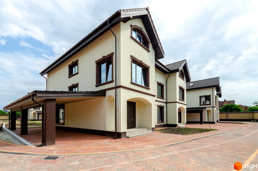 Котеджне містечко КМ Vita Energy residence - фасади будинків з коричневими вікнами та дахом, прибудинкова територія з бруківкою.