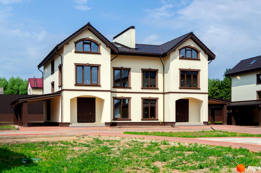 Котеджне містечко КМ Vita Energy residence: двоповерхові будинки світло-бежевого кольору з коричневими вікнами та дахом, прибудинкова територія з доріжками та зеленню.