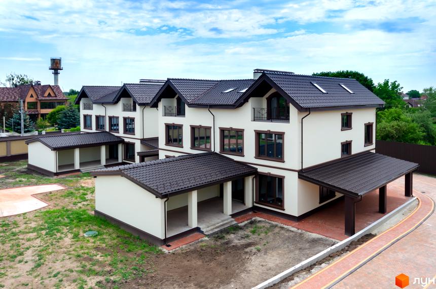 Котеджне містечко КМ Vita Energy residence: білі фасади з коричневими віконними рамами та дахами, навіси для авто, зелені насадження.