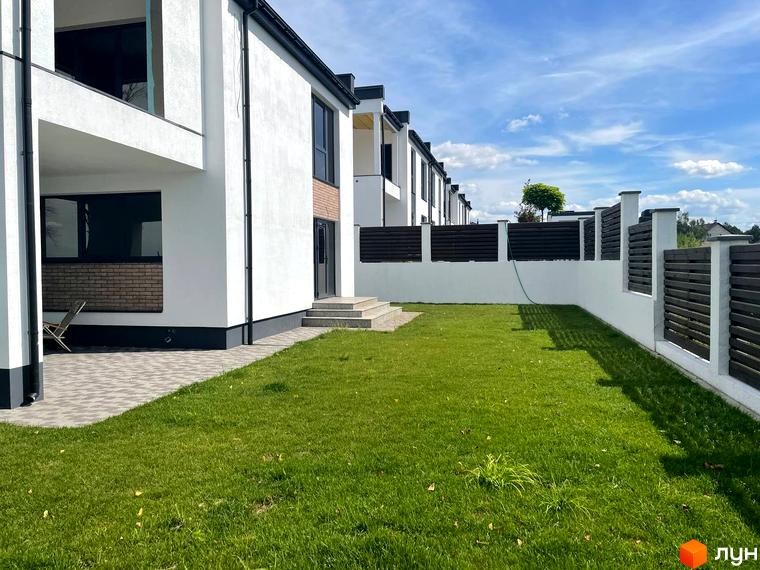 Котеджне містечко КМ Перлина Процева. Зовнішній вигляд будинків та доглянутий двір з газоном та огорожею.