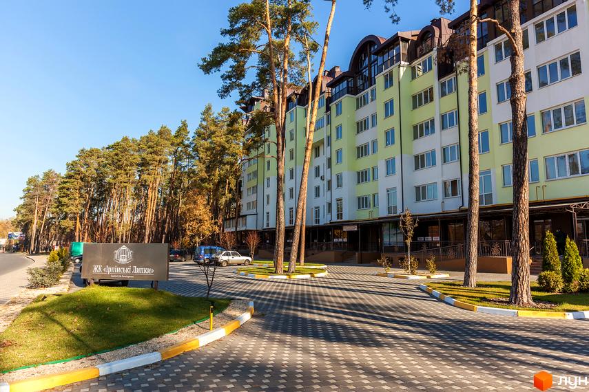 Зовнішній вигляд житлового комплексу Ірпінські Липки з прибудинковою територією та паркувальними місцями.