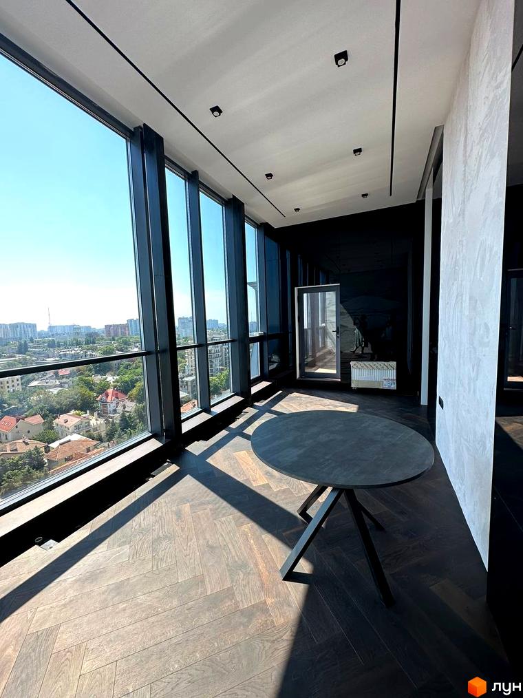 Інтер'єр квартири з панорамними вікнами в клубному будинку Graf. Вид на місто з висоти.