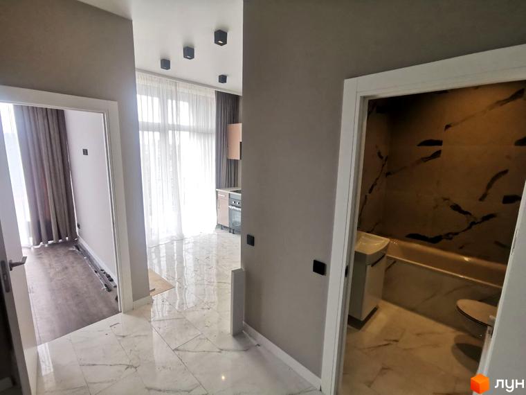 Клубний будинок Graf на Педагогічній. Фото інтер'єру з ванною кімнатою та кухнею.