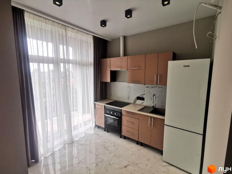 Клубний будинок Graf на Педагогічній. Сучасна кухня з білою технікою та мармуровим фартухом.