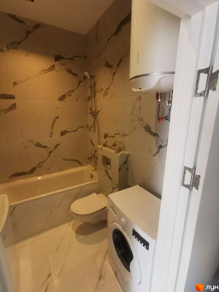 Дизайн ванної кімнати в клубному будинку Graf на Педагогічній з ванною, унітазом та пральною машиною. Елегантне оздоблення стін та підлоги.