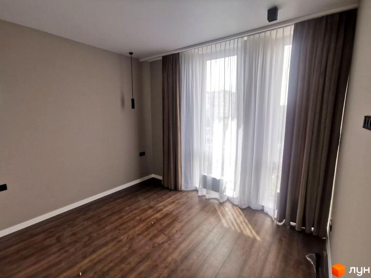 Клубний будинок Graf на Педагогічній. Вітальня з великими вікнами та шторами, дерев'яна підлога.