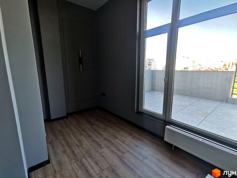 Клубний будинок Graf на Педагогічній. Сучасна новобудова з великими вікнами та виходом на терасу.