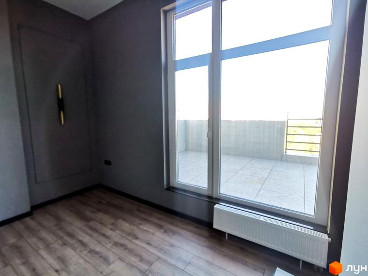 Клубний будинок „Graf на Педагогічній“ має просторий балкон з великими вікнами та видом на міський пейзаж. Внутрішній інтер'єр виконаний у темних тонах з дерев'яною підлогою та сучасною системою опалення.