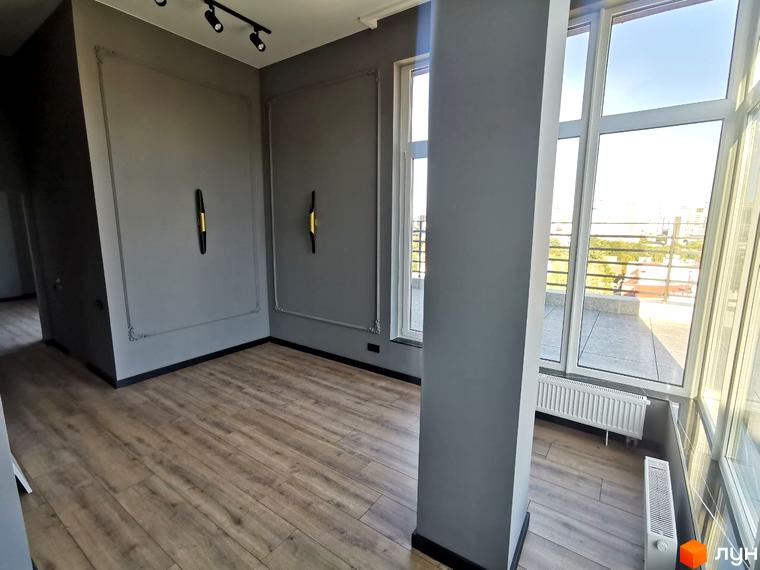 Клубний будинок „Graf на Педагогічній“ – простора кімната з великими вікнами та виходом на терасу.