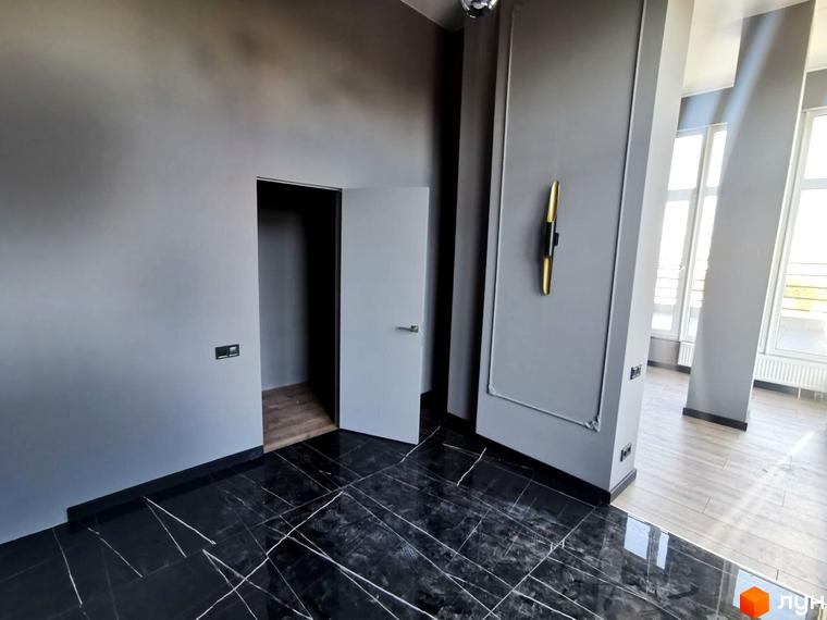 Інтер'єр квартири в клубному будинку Graf на Педагогічній з сірими стінами та чорною мармуровою підлогою. Відкриті двері ведуть до іншої кімнати.