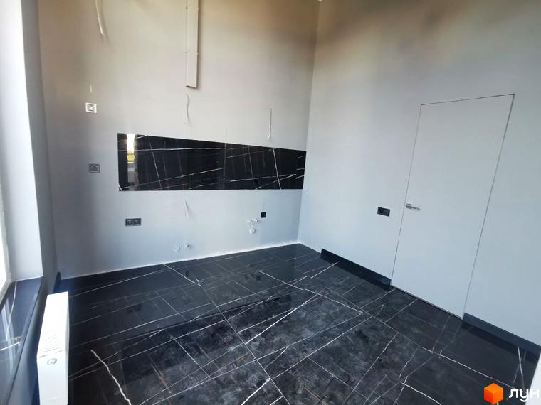 Клубний будинок „Graf на Педагогічній“: сіра кімната з чорною мармуровою стіною та підлогою, білими дверима та радіатором.