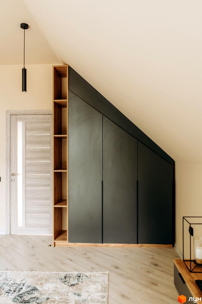 Інтер'єр квартири в житловому комплексі КМ Gutenberg з вбудованими шафами та полицями.