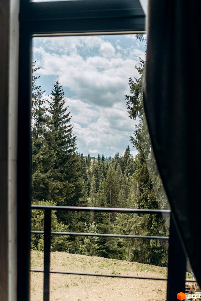 Вид з вікна на сосновий ліс та гори. Комплекс КМ Gutenberg пропонує мальовничі краєвиди та близькість до природи.
