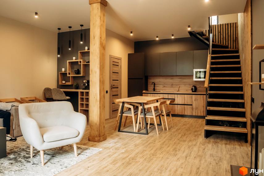 Інтер'єр квартири в КМ Gutenberg з кухнею, обідньою зоною та сходами на другий поверх. Сучасний дизайн та функціональне планування.