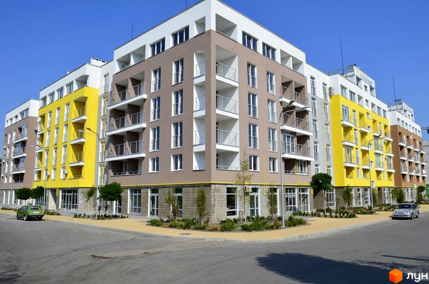 Житловий комплекс Столичний - це багатоповерхова новобудова з яскравими фасадами жовтого та коричневого кольорів. Прибудинкова територія озеленена деревами та облаштована тротуаром.