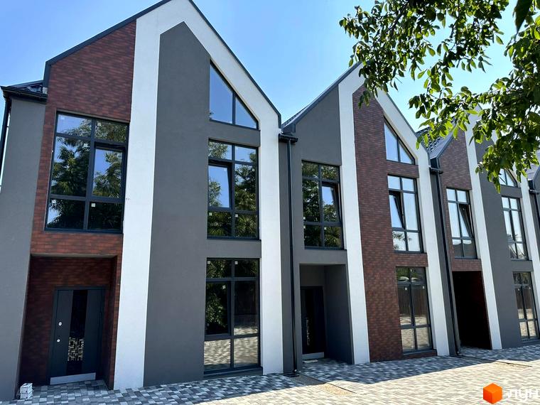 Таунхауси „Карамель“: фасади з цегли та сірої штукатурки, великі вікна, вхідні групи. Прибудинкова територія з бруківки.