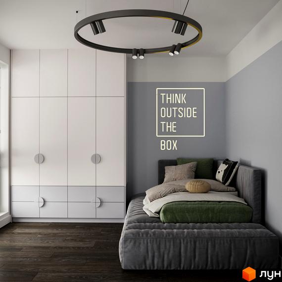 Інтер'єр спальні в житловому комплексі КМ Перлина Процева з двоспальним ліжком, шафою та декоративною підвісною люстрою.