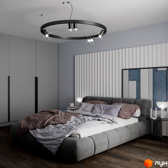 Спальня в сучасному стилі з великим ліжком та круглою люстрою. Дизайн інтер'єру житлового комплексу КМ Перлина Процева.