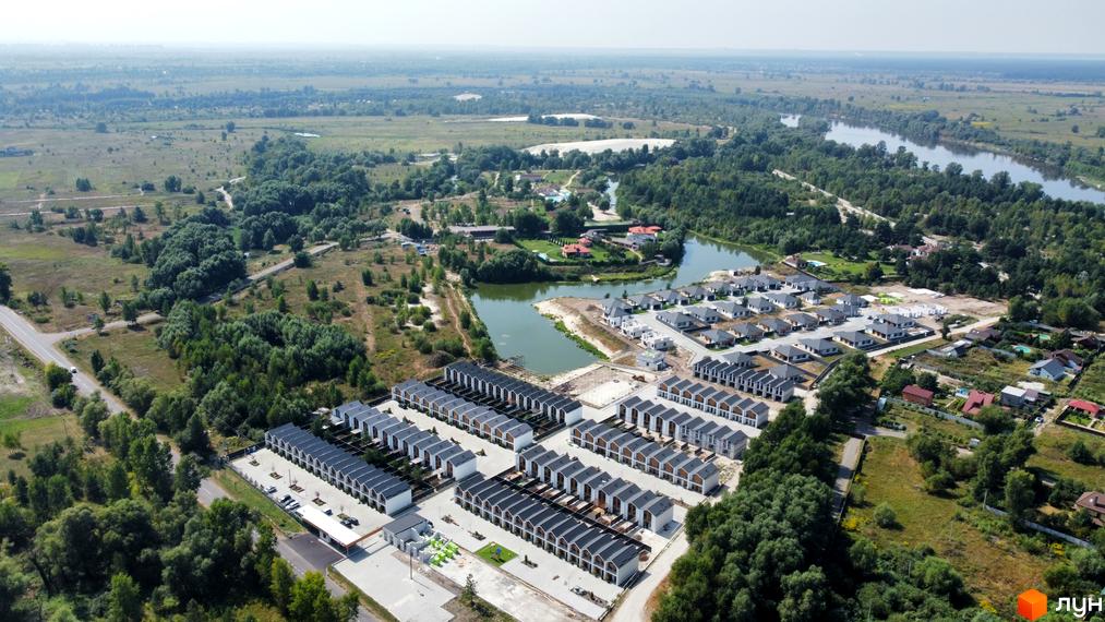 Вигляд з висоти на Котеджне містечко Prydesennya Eco Village. На фото будинки з темними дахами та зелена прибудинкова територія.
