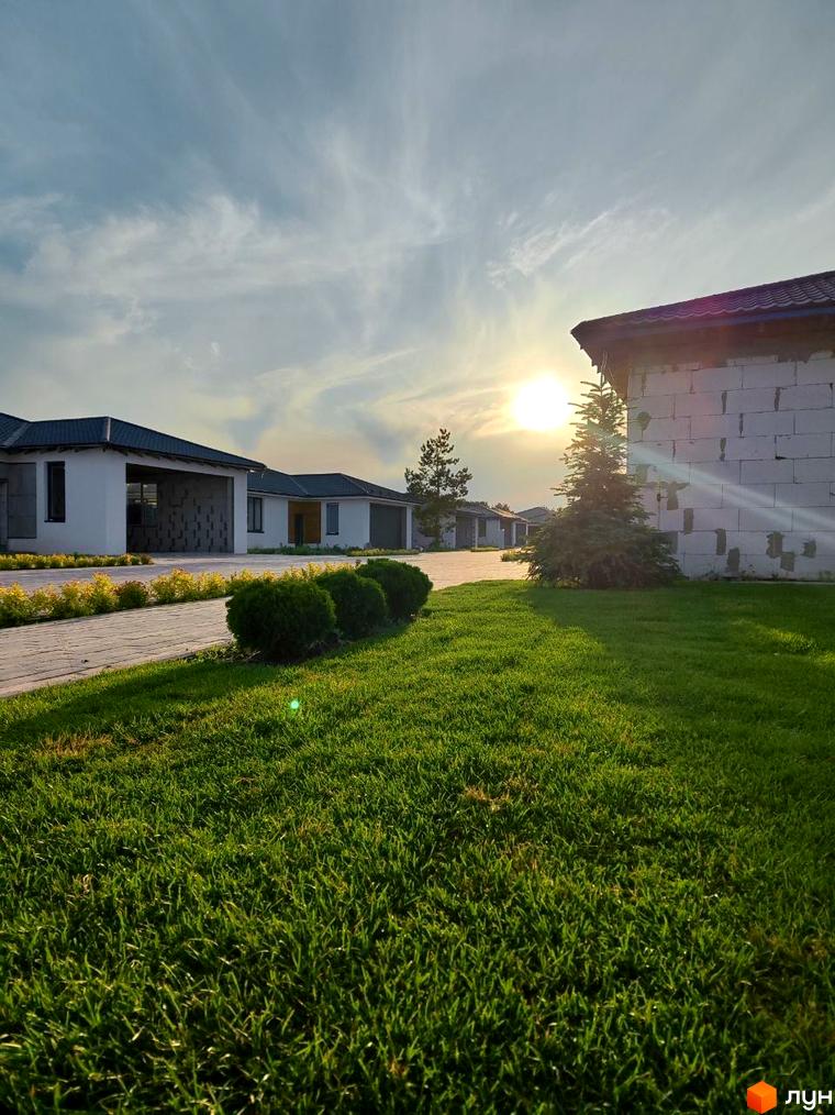 Зображення будинків Котеджного містечка Prydesennya Eco Village з великою зеленою територією. Вигляд на ландшафтний дизайн.
