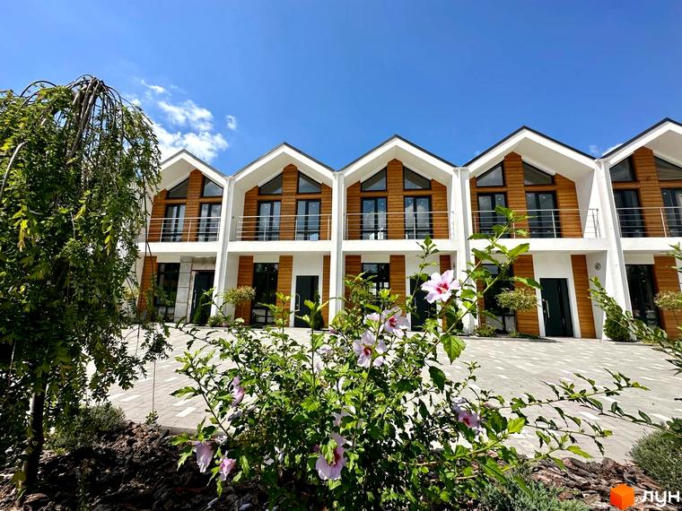 Зовнішній вигляд Котеджного містечка Prydesennya Eco Village з двоповерховими будинками та озелененою прибудинковою територією.