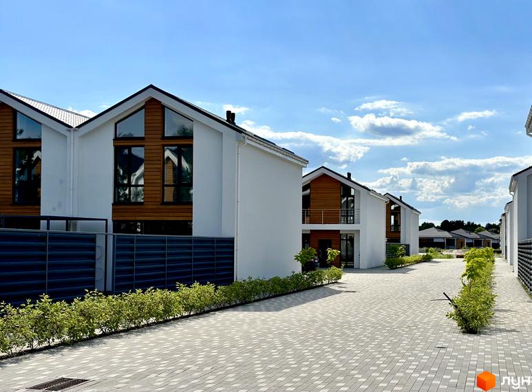 Зображення будинків у Котеджному містечку Prydesennya Eco Village. Вигляд новобудов та прибудинкової території.