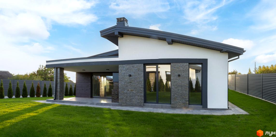 Котеджне містечко КМ New Village: одноповерховий будинок з великими вікнами та прибудинковою територією з газоном і парканом.