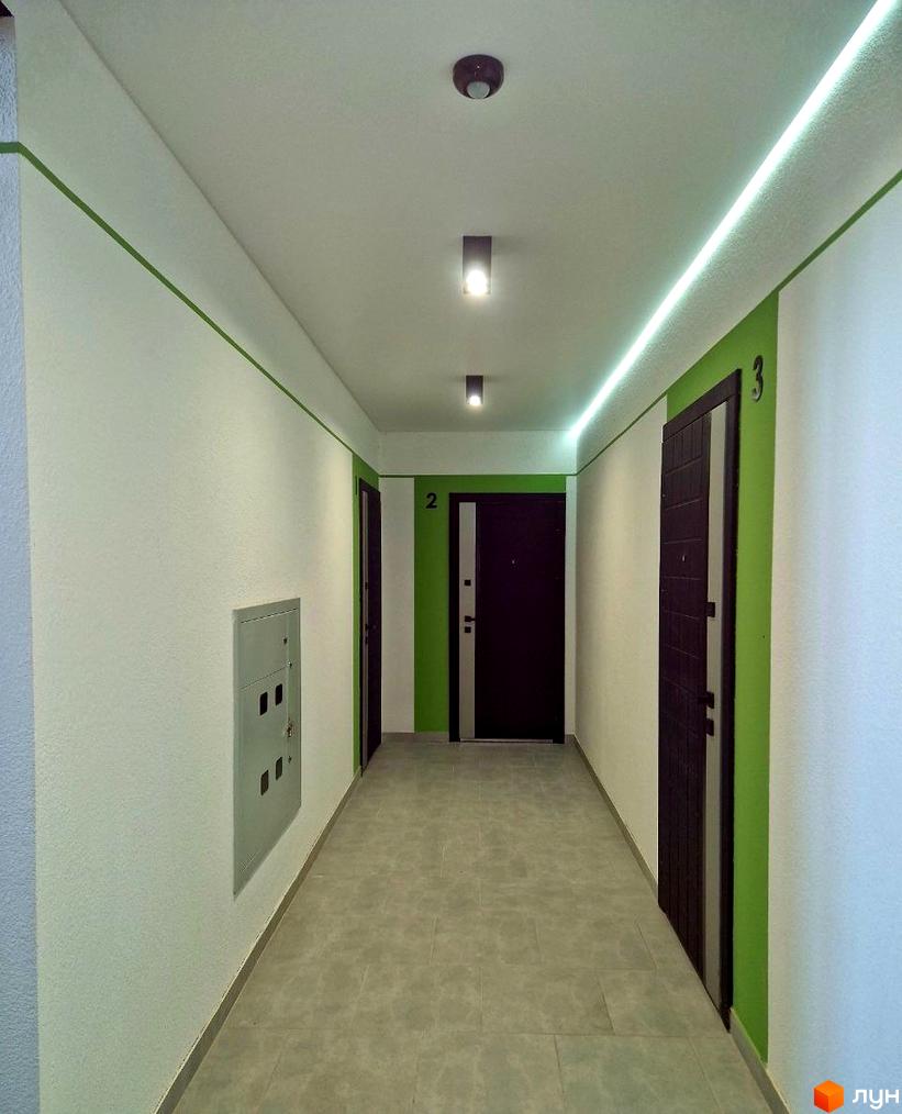 Коридор житлового комплексу Квітковий з дверима та освітленням. Сучасний дизайн інтер'єру новобудови.